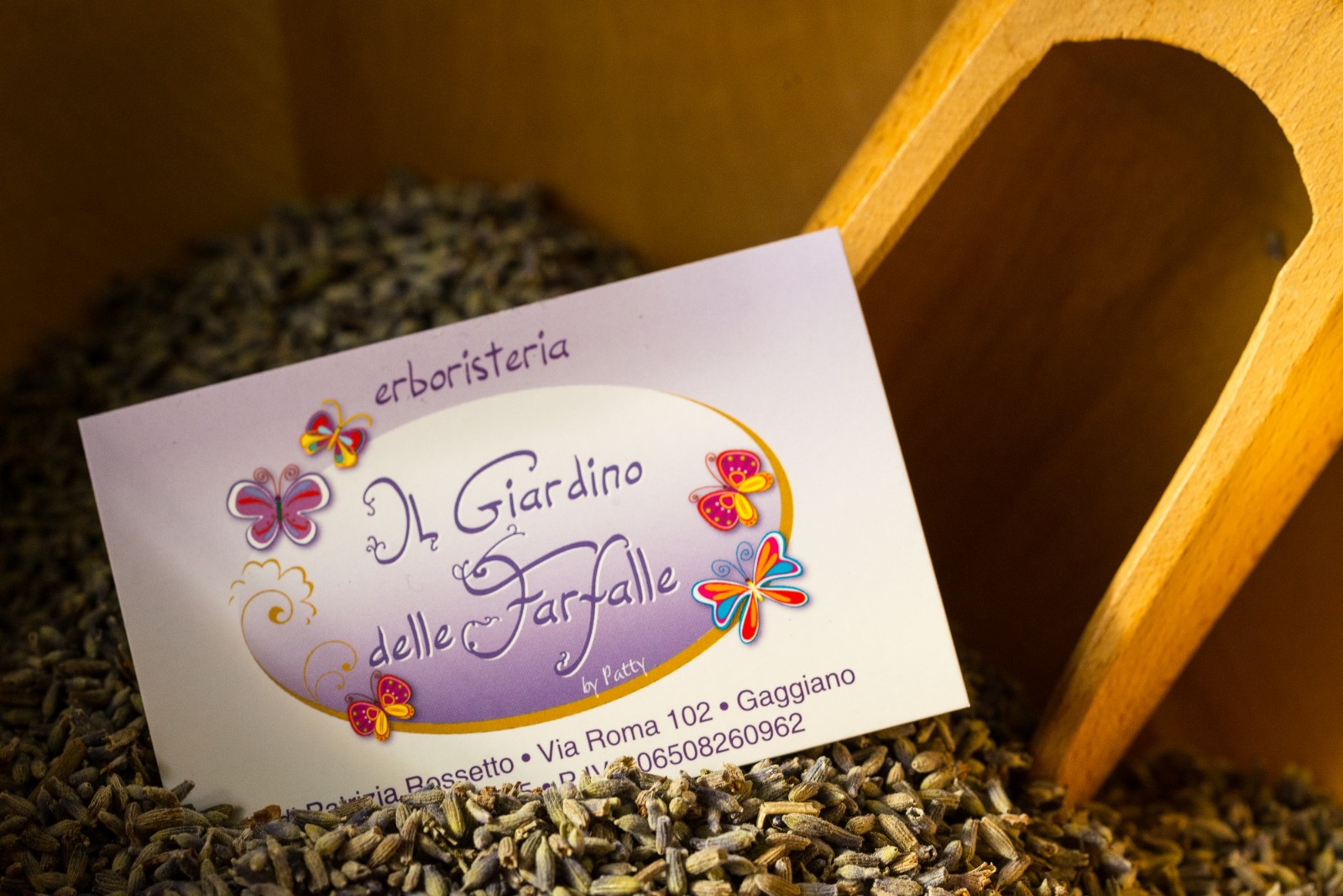 Lavanda sfusa con il biglietto da visita del negozio