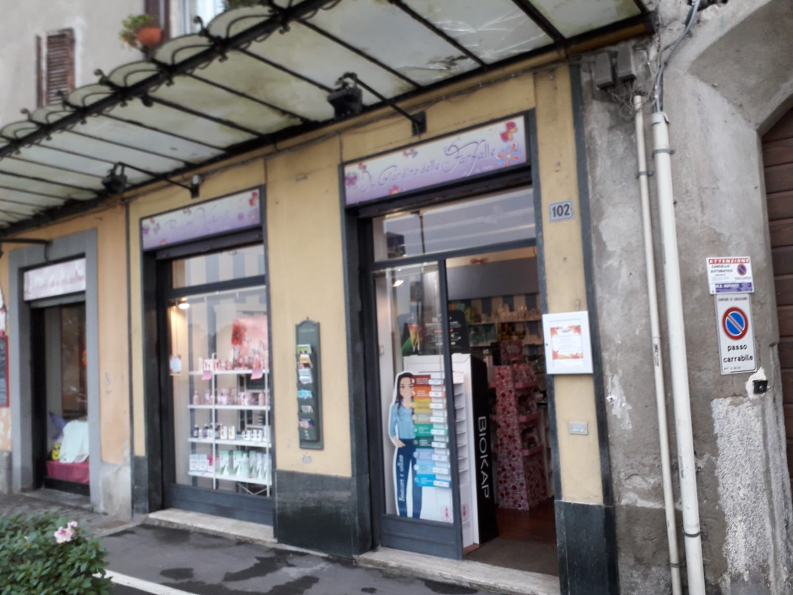 La vetrina del negozio in Via Roma 102 a Gaggiano